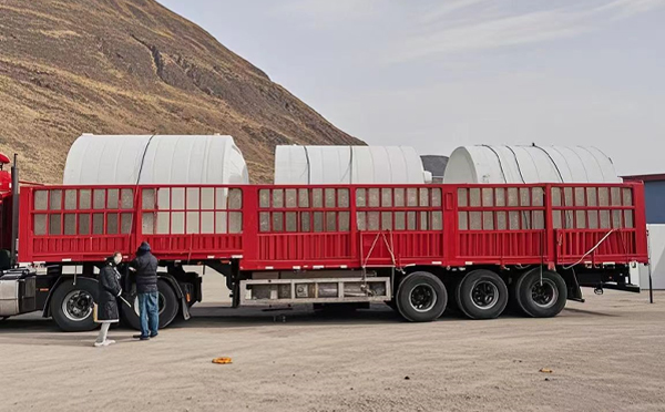 西宁塑料桶装车完毕准备运输中